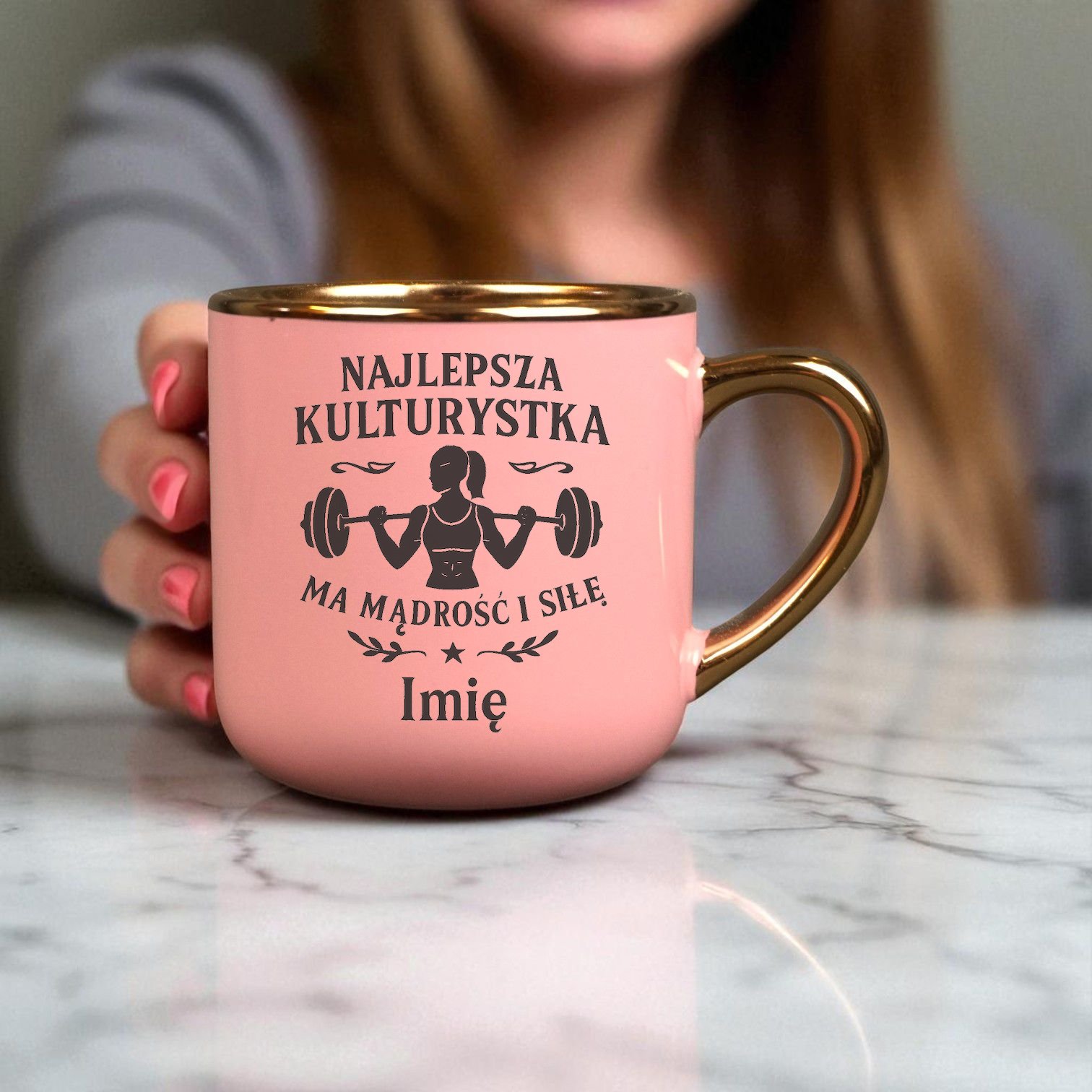 Kubek Personalizowany z Imieniem Róż + Łyżeczka i Podstawka Zestaw dla Kulturystki v.2 Kubek Personalizowany z Imieniem Róż + Łyżeczka i Podstawka Zestaw dla Kulturystki v.2