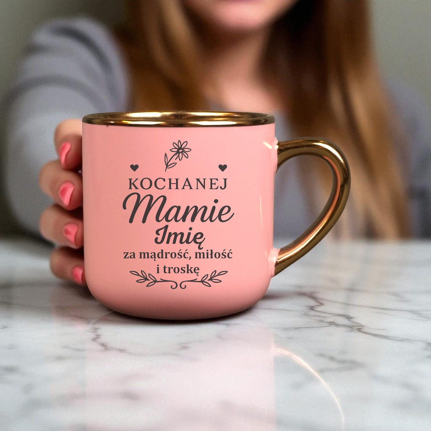 Kubek Personalizowany z Imieniem Róż + Łyżeczka i Podstawka Zestaw dla Mamy v.2 Kubek Personalizowany z Imieniem Róż + Łyżeczka i Podstawka Zestaw dla Mamy v.2