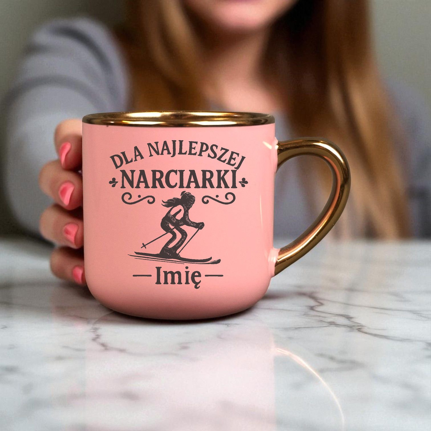 Kubek Personalizowany z Imieniem Róż + Łyżeczka i Podstawka Zestaw dla Narciarki v.1 Kubek Personalizowany z Imieniem Róż + Łyżeczka i Podstawka Zestaw dla Narciarki v.1