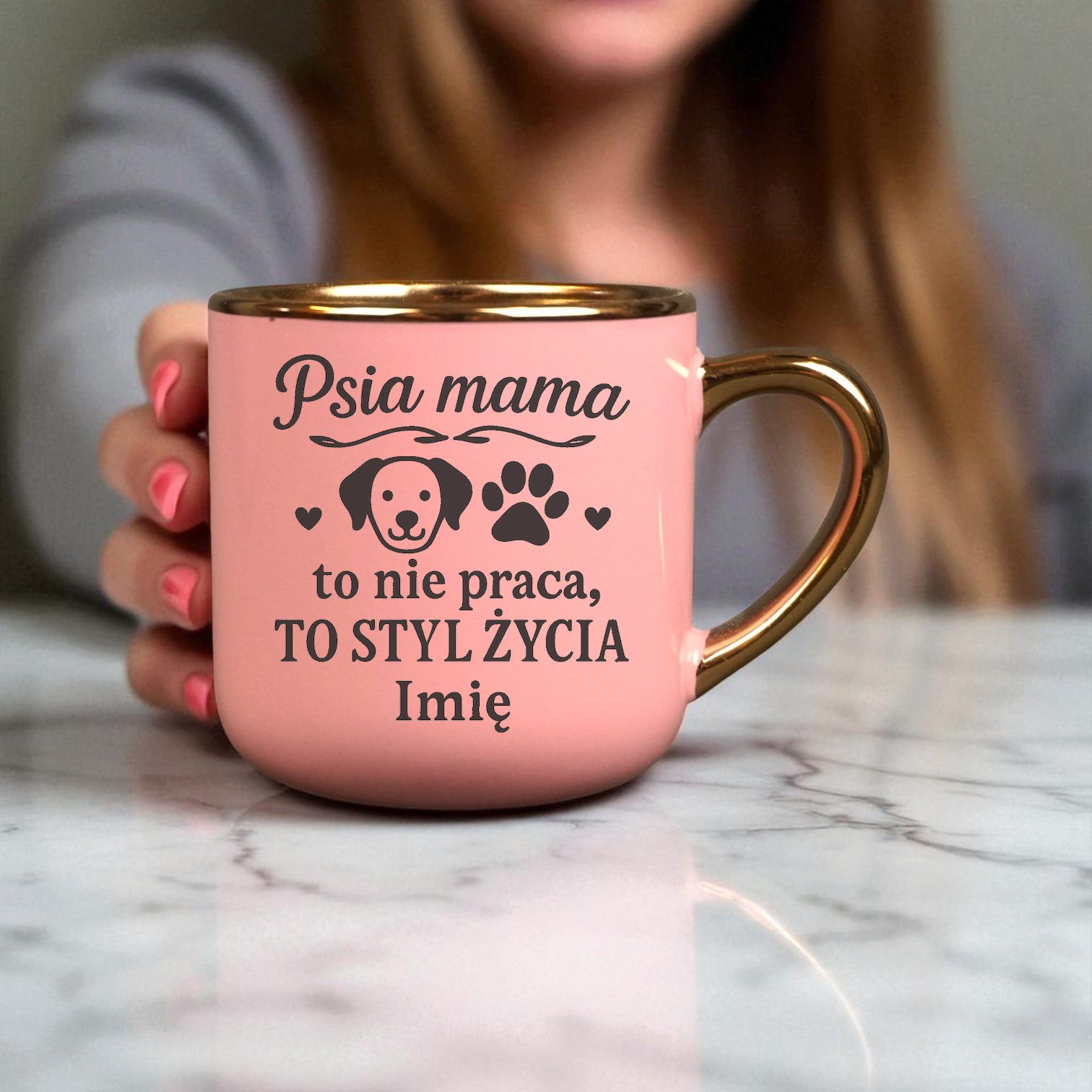 Kubek Personalizowany z Imieniem Róż + Łyżeczka i Podstawka Zestaw dla Psiej Mamy v.2 Kubek Personalizowany z Imieniem Róż + Łyżeczka i Podstawka Zestaw dla Psiej Mamy v.2