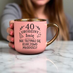 Kubek Personalizowany z Imieniem Róż + Łyżeczka i Podstawka Zestaw na 40 Urodziny v.4