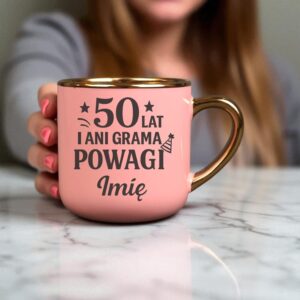 Kubek Personalizowany z Imieniem Róż + Łyżeczka i Podstawka Zestaw na 50 Urodziny v.2