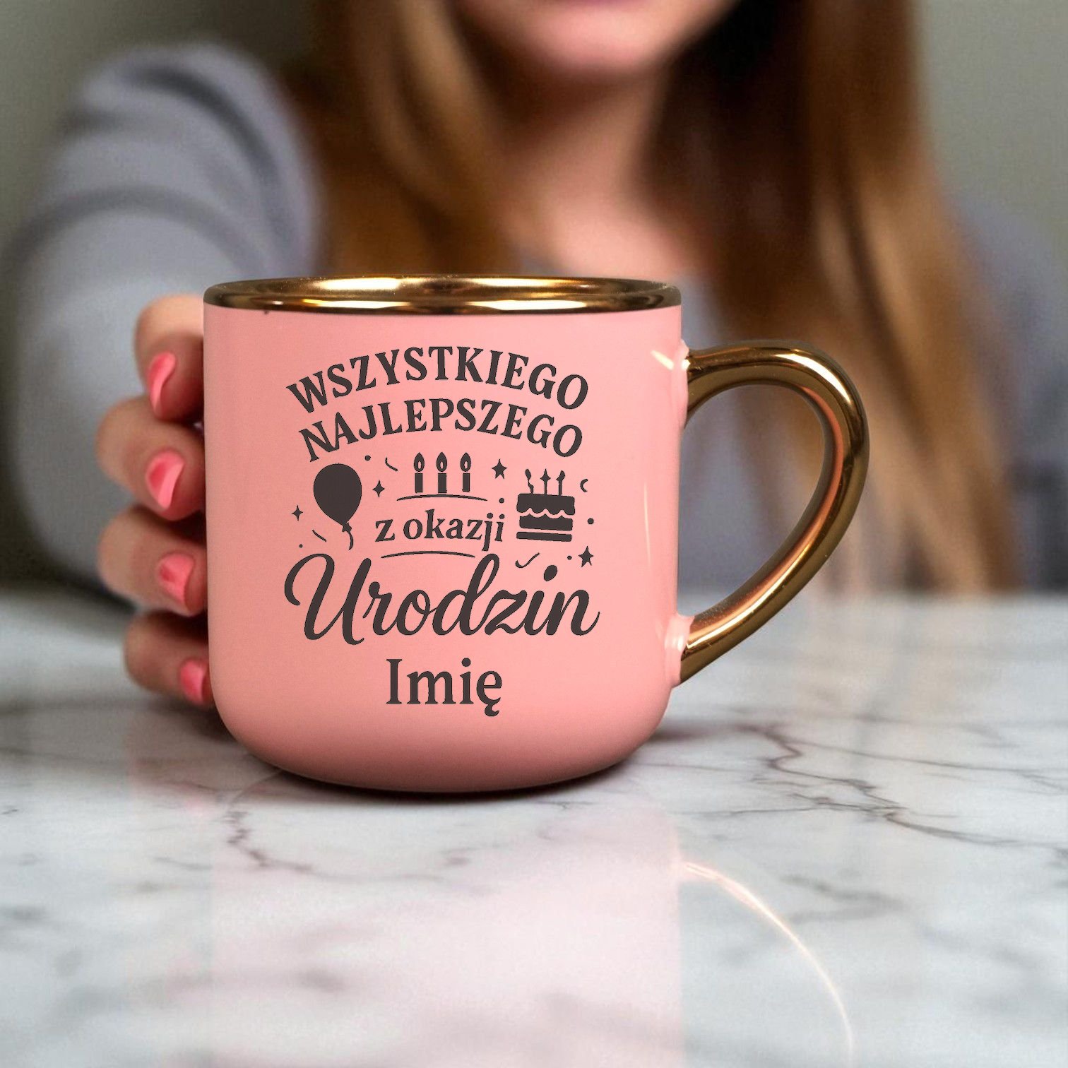 Kubek Personalizowany z Imieniem Róż + Łyżeczka i Podstawka Zestaw na Urodziny v.1 Kubek Personalizowany z Imieniem Róż + Łyżeczka i Podstawka Zestaw na Urodziny v.1