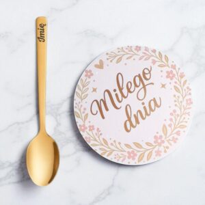 Kubek Personalizowany z Imieniem Róż + Łyżeczka i Podstawka Zestaw na Zakończenie Edukacji v.1